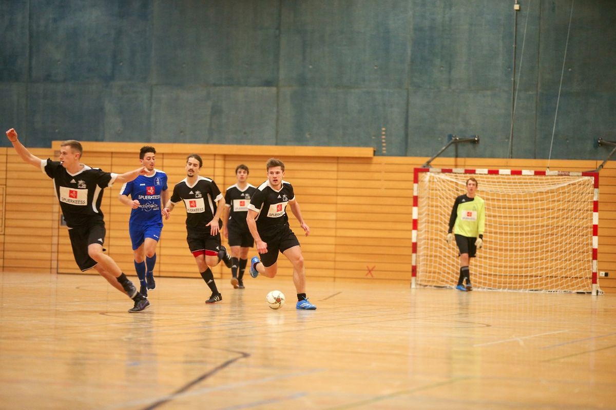 Strasbourg (blau) gegen Brüssel (schwarz).