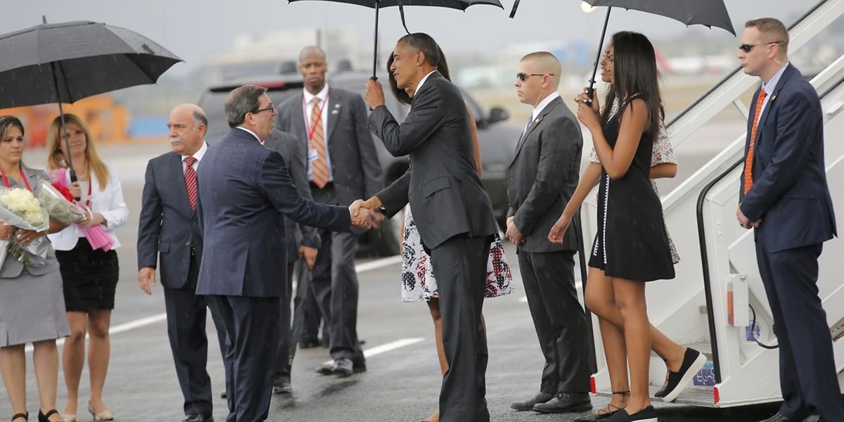 US-Präsident Barack Obama und seine Gattin Michelle werden von Kubas Außenminister Bruno Rodriguez (l.) begrüßt. 