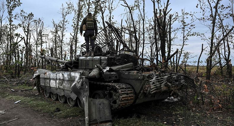 This photograph taken on September 11, 2022, shows a Ukranian soldier standing atop an abandoned Russian tank near a village on the outskirts of Izyum, Kharkiv Region, eastern Ukraine, amid the Russian invasion of Ukraine. - Ukraine forces said that their lightning counter-offensive took back more ground in the past 24 hours, as Russia replied with strikes on some of the recaptured ground. The territorial shifts were one of Russia's biggest reversals since its forces were turned back from Kyiv in the earliest days of the nearly seven months of fighting, yet Moscow signalled it was no closer to agreeing a negotiated peace. (Photo by Juan BARRETO / AFP)