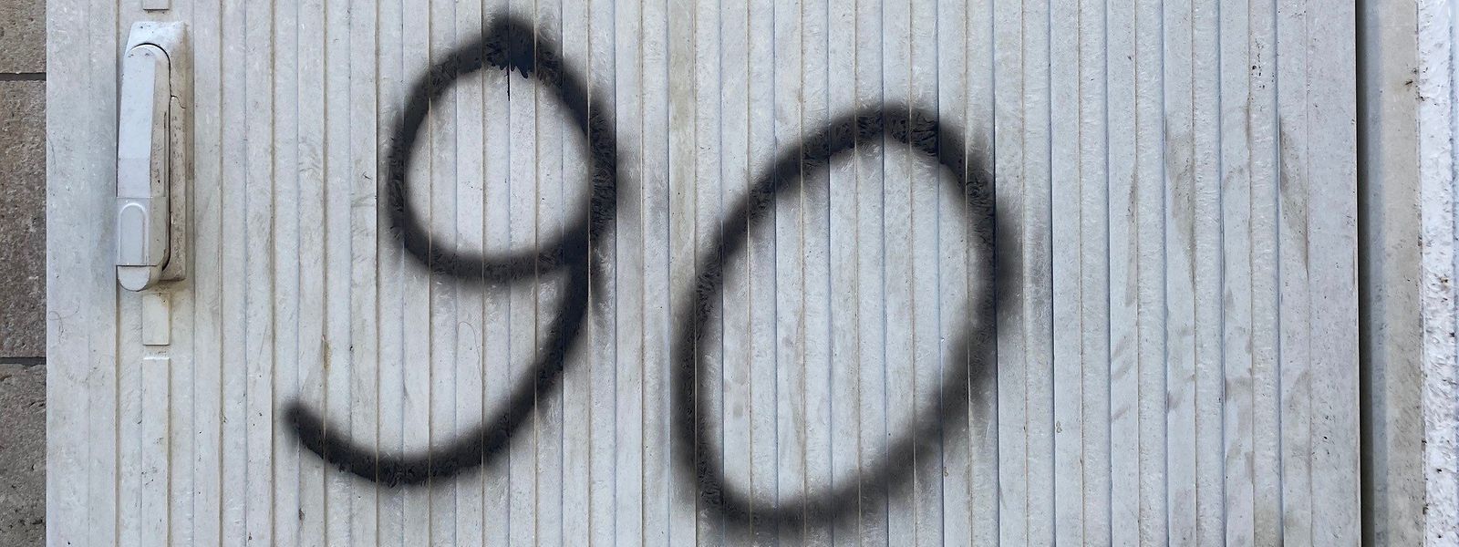 Depuis plusieurs semaines, les graffitis portant le chiffre "90" se multiplient "comme des champignons", indiquent les autorités locales.