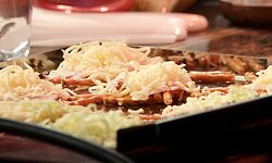 10.01.2019, Berlin: Salzstangen-Auflauf liegt während der Show von Lukas Diestel und Jonathan Löffelbein (beide nicht im Bild) auf dem Tisch. Vor zwei Jahren haben die beiden einen Blog im Internet gegründet, der durch die Decke ging: Auf der Seite namens «Worst of Chefkoch» («Das Schlimmste von Chefkoch») sammeln die beiden Kölner seit Anfang 2017 die absurdesten Gerichte, die die bekannte Online-Rezeptesammlung hergibt. (zu "Salzstangenauflauf als Netz-Hit - Über das Phänomen Foodblogs" vom 17.01.2019) Foto: Christina Storz/dpa +++ dpa-Bildfunk +++