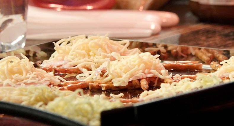 10.01.2019, Berlin: Salzstangen-Auflauf liegt während der Show von Lukas Diestel und Jonathan Löffelbein (beide nicht im Bild) auf dem Tisch. Vor zwei Jahren haben die beiden einen Blog im Internet gegründet, der durch die Decke ging: Auf der Seite namens «Worst of Chefkoch» («Das Schlimmste von Chefkoch») sammeln die beiden Kölner seit Anfang 2017 die absurdesten Gerichte, die die bekannte Online-Rezeptesammlung hergibt. (zu "Salzstangenauflauf als Netz-Hit - Über das Phänomen Foodblogs" vom 17.01.2019) Foto: Christina Storz/dpa +++ dpa-Bildfunk +++