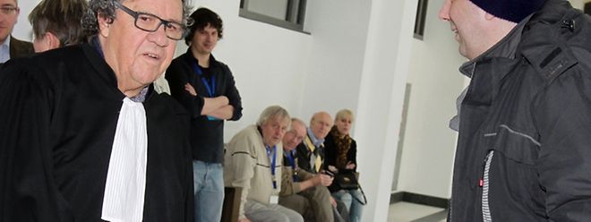 Me Gaston Vogel und der Zeuge Andreas Kramer, der im April 2013 spektakuläre Aussagen über die angebliche Verstrickung von Stay Behind und Geheimdiensten in die Anschläge machte. Alle Überprüfungen durch Ermittler ergaben: Kramers Behauptungen hatten nicht den geringsten Wahrheitsgehalt.