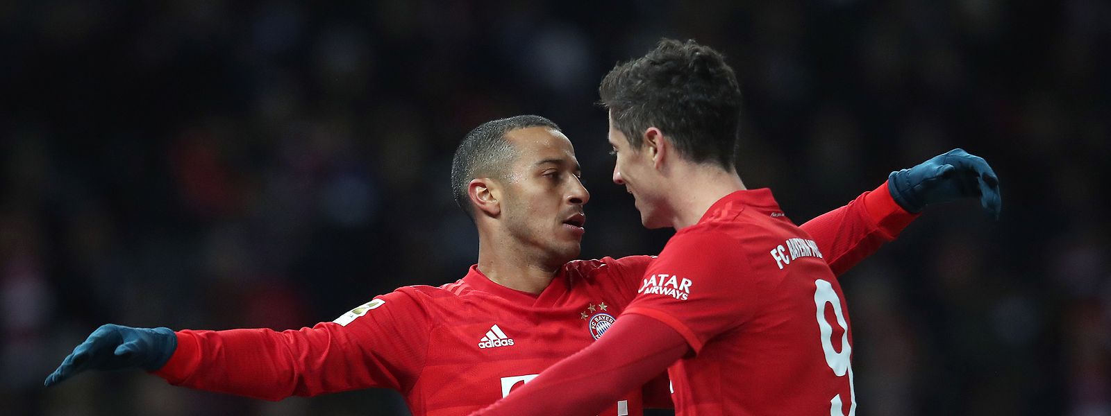 Thiago und Robert Lewandowski treffen für die Bayern.