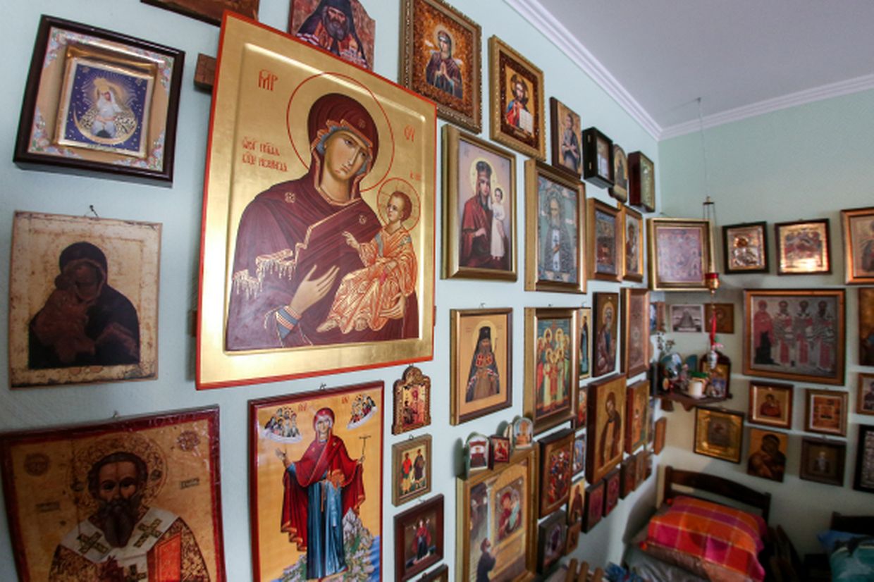 A l'image d'une église orthodoxe, les murs du salon du père Serge et de son épouse, Emilie, sont recouverts d'icônes