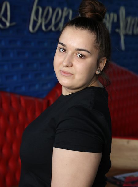 Katja Popova tem 26 anos e é empregada de balcão.