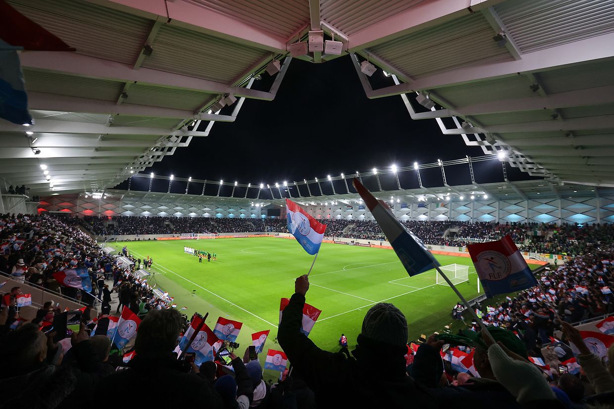 View to the entire stadium in the national anthem.