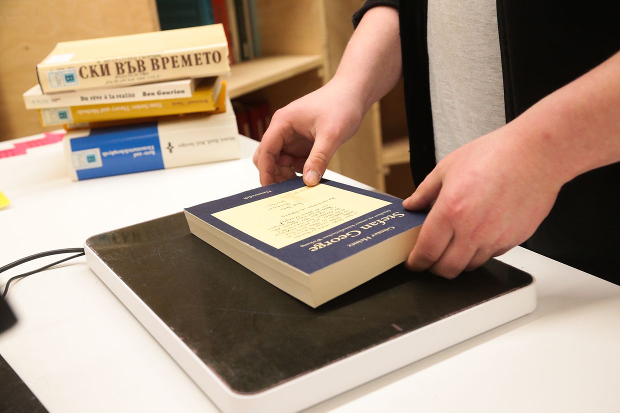 Kleine RFID-Chips, die in Medien geklebt sind, dienen sonst der Verbuchung und Sicherung.