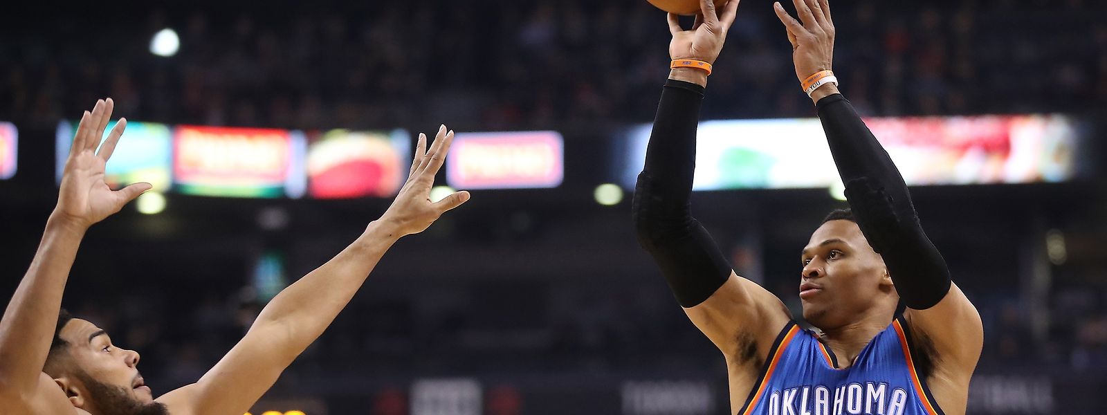 Russell Westbrook (r.) mischt die NBA ordentlich auf.
