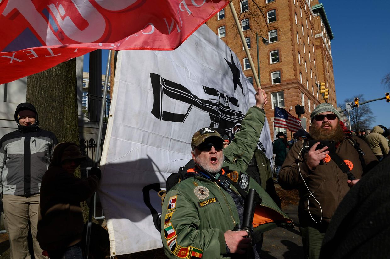 Waffenbefürworter bei der Kundgebung.