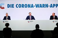 16.06.2020, Berlin: Lothar H. Wieler, Präsident des Robert Koch-Instituts (l-r, RKI), Bundesgesundheitsminister Jens Spahn (CDU) und Helge Braun (CDU), Chef des Bundeskanzleramts, nehmen an der Präsentation der offiziellen Corona-Warn-App teil. Die Bundesregierung setzt auf eine breite freiwillige Nutzung der neuen Warn-App gegen das neuartige Coronavirus. Foto: Hannibal Hanschke/Reuters Pool/dpa +++ dpa-Bildfunk +++