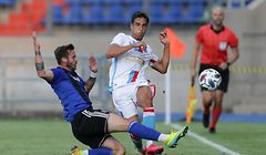 Dirk Carlson, à dta., deixou boas indicações como defesa lateral esquerdo.