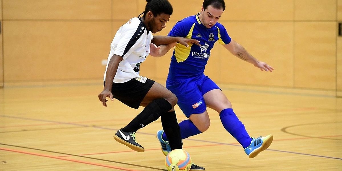 Fernando Ribeiro et le FC Bettendorf (en bleu) ont freiné Hugo Rocha Lopes et le Futsal Wilwerwiltz.