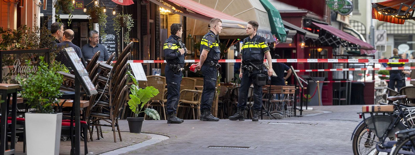 Polizisten ermittelten unmittelbar nach der Tat im Jahr 2021 im Zentrum von Amsterdam.