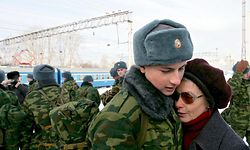 ARCHIV - 18.11.2007, Russland, Belowo: Ein junger Rekrut, der zum Militärdienst einberufen worden ist, umarmt seine Mutter am Bahnhof bei der Abreise in die Stadt Kemerowo, Westsibirien. (zu "Russland ordnet Teilmobilmachung an") Foto: Maxim Shipenkov/epa/dpa +++ dpa-Bildfunk +++