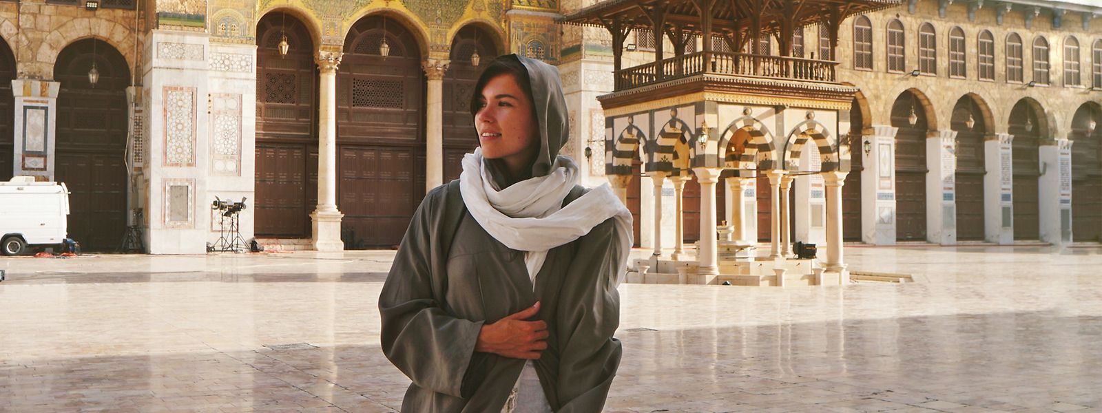 Eva zu Beck, Influencerin aus Polen, steht im Hof der Ummajaden-Moschee in Damaskus. Acht Jahre nach Beginn eines blutigen Bürgerkrieges mit mehr als einer halben Million Toten entdecken immer mehr Ausländer Syrien. Nicht als Entwicklungshelfer, sondern als Touristen. 