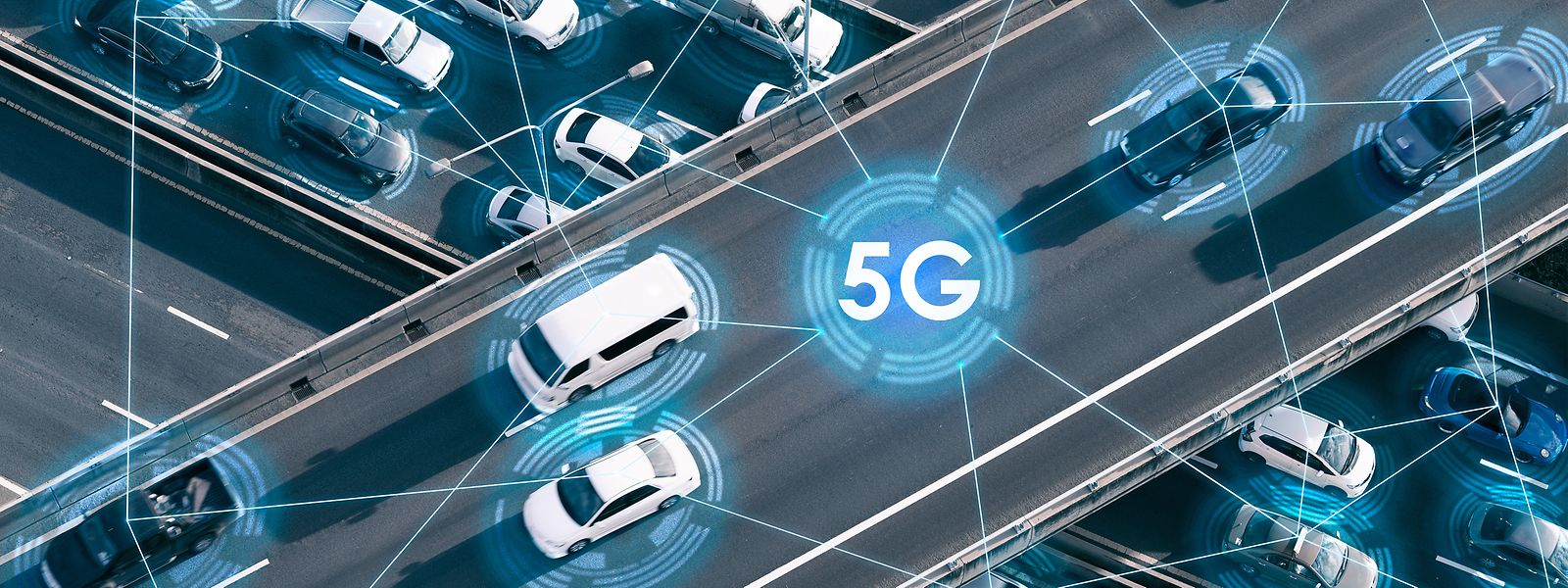 Grâce à la 5G, les véhicules sont en mesure de communiquer en quelques secondes, ce qui pourrait avec sa généralisation permettre de mieux anticiper la route pour les conducteurs.