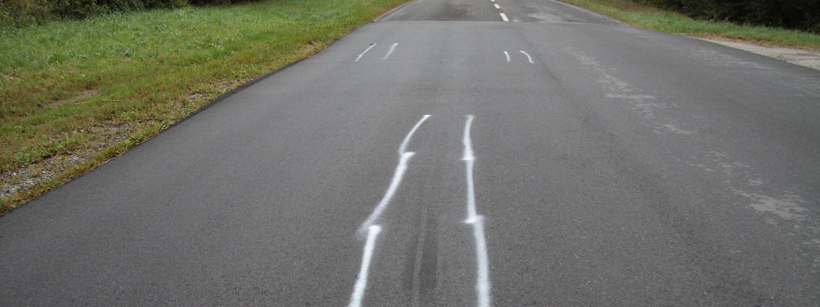 Die Bremsspuren sind zueinander versetzt. Ein Hinweis darauf, dass der Fahrer ausweichen wollte.