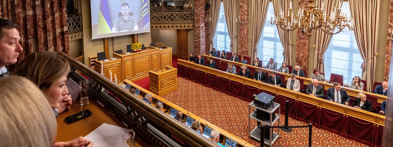 „Wenn wir heute kämpfen, dann, weil auch wir bleiben wollen, was wir sind: frei, unabhängig, offen und mit allen Europäern verbunden“, sagte Wolodymyr Selenskyj am Donnerstag im Parlament. 