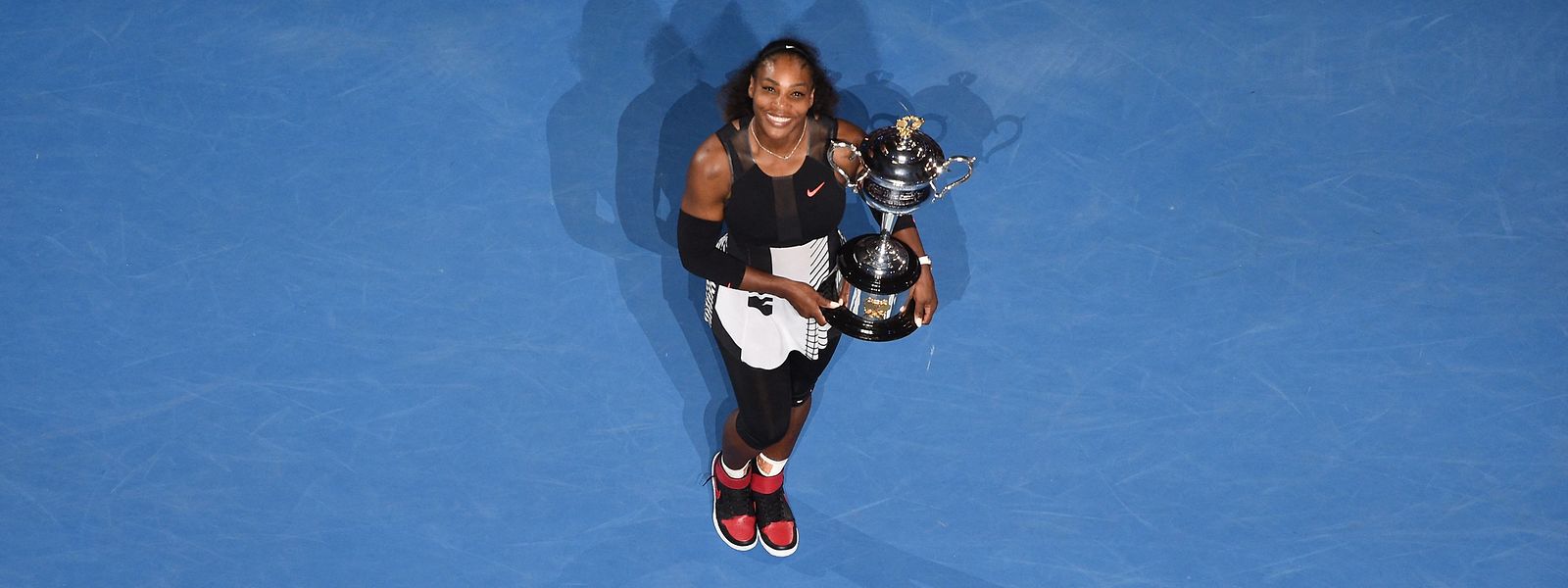 Serena Williams mit dem Siegerpokal der Australian Open 2017. Im Finale gewann sie gegen ihre Schwester Venus.
