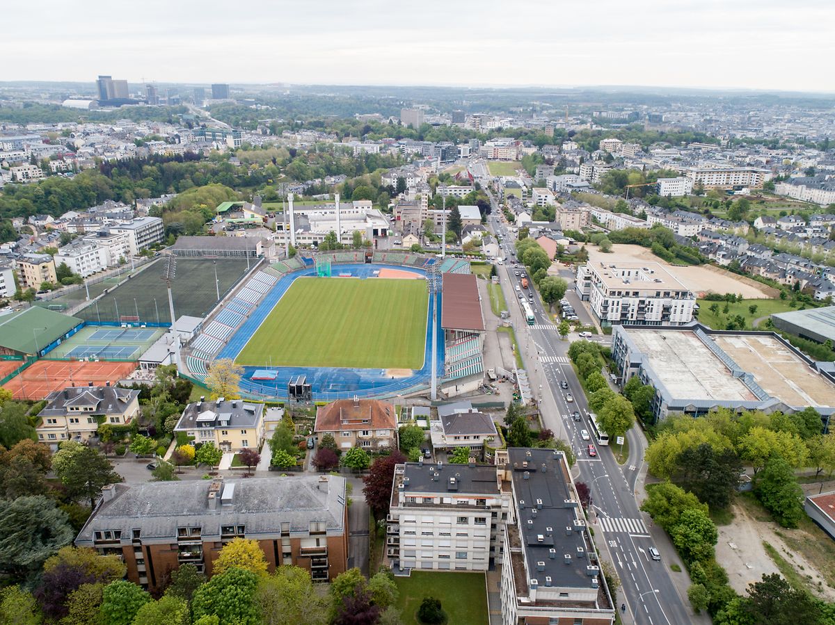 Sur 10 hectares, l'emplacement du stade et ses alentours appartient pour 83% à la Ville de Luxembourg et 17% à la Congrégation des sœurs franciscaines.