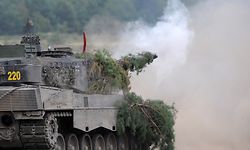 ARCHIV - 12.08.2009, Sachsen, Weißkeissel: Ein Panzer Leopard 2A6 des Panzerlehrbataillones 93 der Bundeswehr schießt während eines Ausbildungsschießens auf dem Truppenübungsplatz Oberlausitz. Deutschland will in einem ersten Schritt 14 Leopard-Kampfpanzer des Typs 2A6 aus den Beständen der Bundeswehr in die Ukraine liefern. Das kündigte Regierungssprecher Hebestreit am Mittwoch in einer Mitteilung an. Foto: Ralf Hirschberger/dpa-Zentralbild/dpa +++ dpa-Bildfunk +++