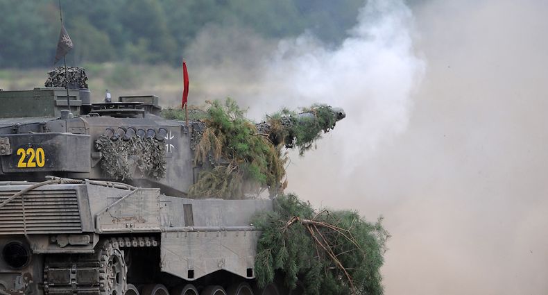 ARCHIV - 12.08.2009, Sachsen, Weißkeissel: Ein Panzer Leopard 2A6 des Panzerlehrbataillones 93 der Bundeswehr schießt während eines Ausbildungsschießens auf dem Truppenübungsplatz Oberlausitz. Deutschland will in einem ersten Schritt 14 Leopard-Kampfpanzer des Typs 2A6 aus den Beständen der Bundeswehr in die Ukraine liefern. Das kündigte Regierungssprecher Hebestreit am Mittwoch in einer Mitteilung an. Foto: Ralf Hirschberger/dpa-Zentralbild/dpa +++ dpa-Bildfunk +++
