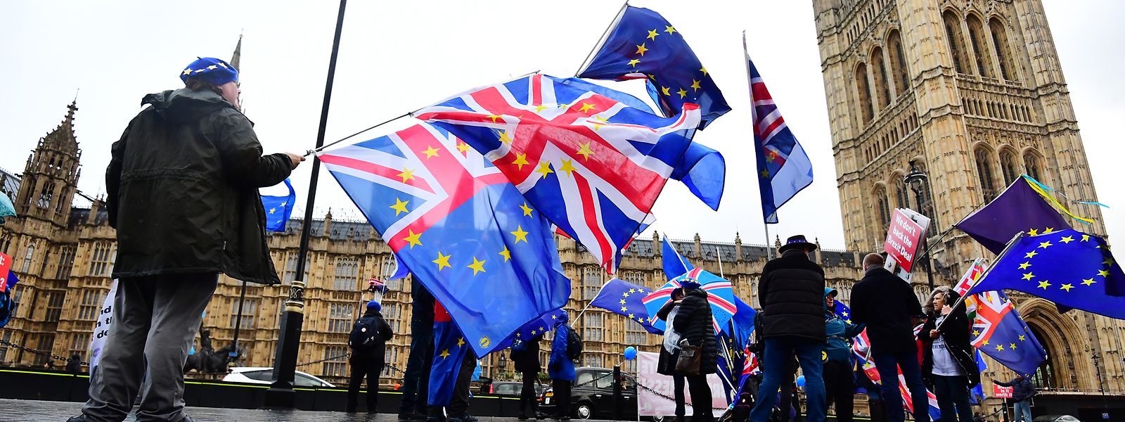 Demonstranten protestieren mit EU-Fahnen und der Nationalflagge des Vereinigten Königreichs vor dem Parlament in London.