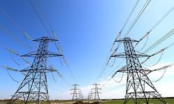 ARCHIV - 21.04.2020, Großbritannien, Lydd: Strommasten in Lydd. Die neue britische Premierministerin will die Gas- und Strompreise bei 2500 Pfund (rund 2800 Euro) pro Jahr für einen durchschnittlichen Haushalt einfrieren. (zu dpa «Energiekrise: Britische Regierung friert Gas- und Strompreise ein») Foto: Gareth Fuller/PA Wire/dpa +++ dpa-Bildfunk +++