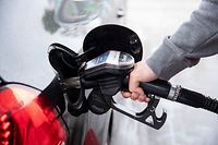 Ein Autofahrer steckt an einer Tankstelle einen Diesel-Zapfhahn in die Tanköffnung seines Fahrzeugs.