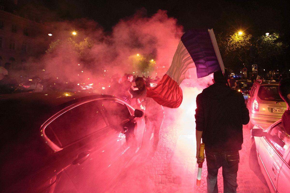 Mit Bengalos und Fahnen feierten die Fans zunächst noch friedlich den Einzug ins Finale