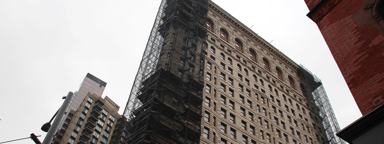 Das teilweise eingerüstete Flatiron Building in dem nach ihm benannten Flatiron District von Manhattan. 