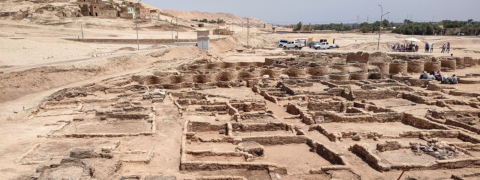 Gesamtansicht der 3.000 Jahre alten Ruinen der von ägyptischen Archäologen entdeckten "verlorenen Stadt".