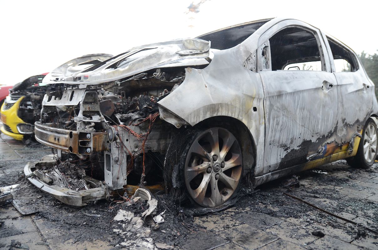Zwei Autos brannten vollständig aus, zwei weitere wurden schwer beschädigt und sind als Totalschaden anzusehen.