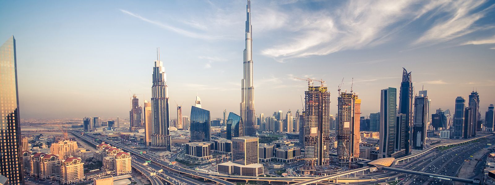 Groß, hektisch und luxuriös: Dubai ist die wirtschaftliche Metropole der Vereinigten Arabischen Emirate.