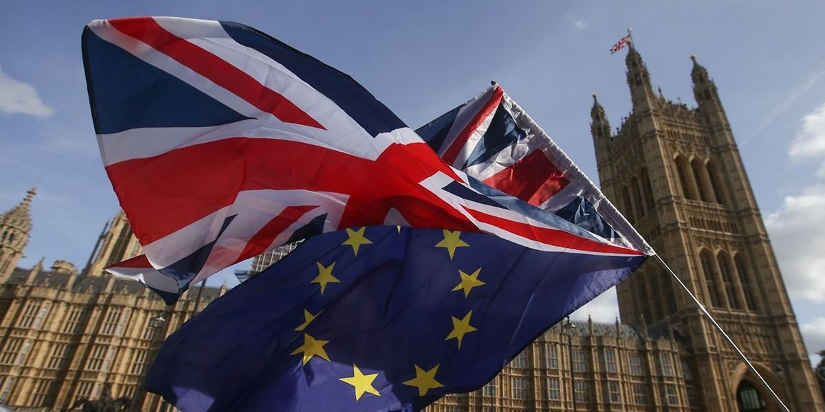 Demonstrators fly a Union flag (top), and an EU flag outside of the Houses of Parliament in Westminster, central London on October 12, 2017.
Britain and the EU are stuck in a "disturbing" deadlock over the Brexit divorce bill, although a breakthrough remains possible in the next two months, EU negotiator Michel Barnier said Thursday. The stalemate will stoke fears swirling in London and Brussels of a breakdown in talks that could see Britain leaving the European Union in March 2019 without an agreement to soften the blow. / AFP PHOTO / Daniel LEAL-OLIVAS