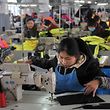 Die Augen der Konjunkturforscher richten sich nach China, das nach und nach wegkommen will von der billigen Massenproduktion.