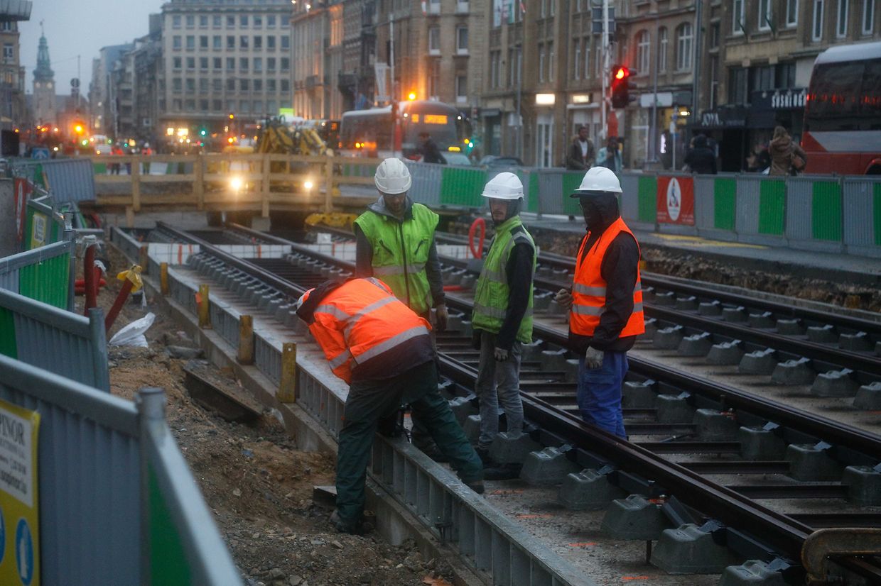 Lokales, online.fr, online.de, beim Gebäude Arcelor place des Martyrs, Legung der Schienen, Verkehr, Mobilität, Tram, öffentlicher Transport, Foto: Anouk Antony/Luxemburger Wort