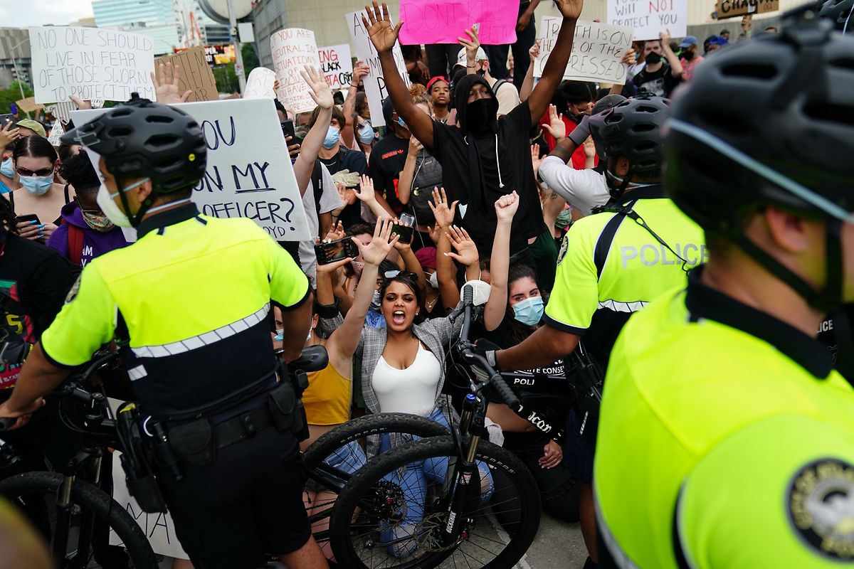 ATLANTA, GA - MAY 29: People protest outside the CNN Center on May 29, 2020 in Atlanta, Georgia. Demonstrations are being held across the U.S. after George Floyd died in police custody on May 25th in Minneapolis, Minnesota.   Elijah Nouvelage/Getty Images/AFP
== FOR NEWSPAPERS, INTERNET, TELCOS & TELEVISION USE ONLY ==