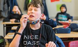 dpatopbilder - 22.03.2021, Sachsen-Anhalt, Halle (Saale): Ein Schüler des Lyonel Feininger Gymnasiums macht seinen ersten Corona Schnelltest. Zum ersten Mal werden in der Schule auf Initiative des Schulleiters Schnelltests für und von den Schülern durchgeführt. Foto: Holger John/dpa-Zentralbild/dpa +++ dpa-Bildfunk +++