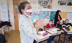 Tiffany Nallet (L), teacher in French Sign Language (LSF) and Marie-Paule Kellerhals (R), class coordinator and teacher in French Sign Language, teach pupils with inclusive mask in a classroom at Jean Jaures elementary school in Ramonville in the suburbs of Toulouse in the south of France, on December 4, 2020 during the Covid-19 (novel coronavirus) epidemic. (Photo by Fred SCHEIBER / AFP)