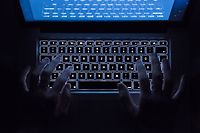 ABD0005_20170128 - ARCHIV - ILLUSTRATION - Ein Mann benutzt am 26.07.2016 in Stuttgart (Baden-Wrttemberg) die beleuchtete Tastatur eines Notebooks (Szene gestellt). Aufklren und Vorbeugen, bevor ein Schaden entstanden ist - daran ist der Polizei nicht nur beim Thema Einbruchschutz gelegen. Die Beamten bieten auch Prvention bei der IT-Sicherheit an - danach fragen aber fast nur Schulen und Senioren. (zu dpa ÇVortrge Ja, Beratung Nein - Polizei kaum gefragt zur IT-SicherheitÈ vom 28.01.2017) +++(c) dpa - Bildfunk+++