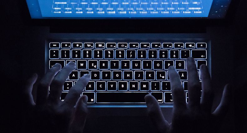 ABD0005_20170128 - ARCHIV - ILLUSTRATION - Ein Mann benutzt am 26.07.2016 in Stuttgart (Baden-Wrttemberg) die beleuchtete Tastatur eines Notebooks (Szene gestellt). Aufklren und Vorbeugen, bevor ein Schaden entstanden ist - daran ist der Polizei nicht nur beim Thema Einbruchschutz gelegen. Die Beamten bieten auch Prvention bei der IT-Sicherheit an - danach fragen aber fast nur Schulen und Senioren. (zu dpa ÇVortrge Ja, Beratung Nein - Polizei kaum gefragt zur IT-SicherheitÈ vom 28.01.2017) +++(c) dpa - Bildfunk+++