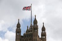 24.09.2019, Großbritannien, London: Die britische Flagge weht über dem britischen Parlament in Westminster. Das oberste britische Gericht hat die von Premierminister Johnson auferlegte Zwangspause des Parlaments für rechtswidrig erklärt. Foto: Jonathan Brady/PA Wire/dpa +++ dpa-Bildfunk +++