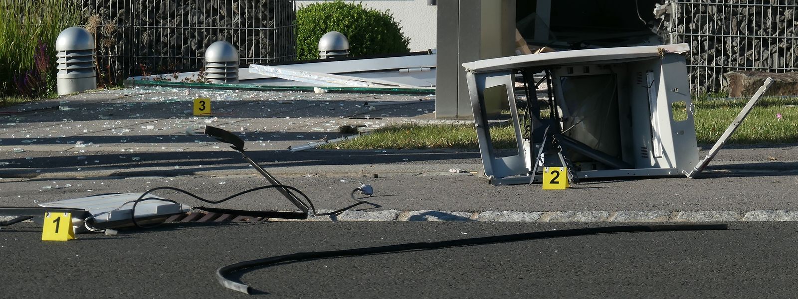 Der Geldautomat wurde bei der Explosion, wie von den Tätern beabsichtigt, aus der Wandhalterung geschleudert.