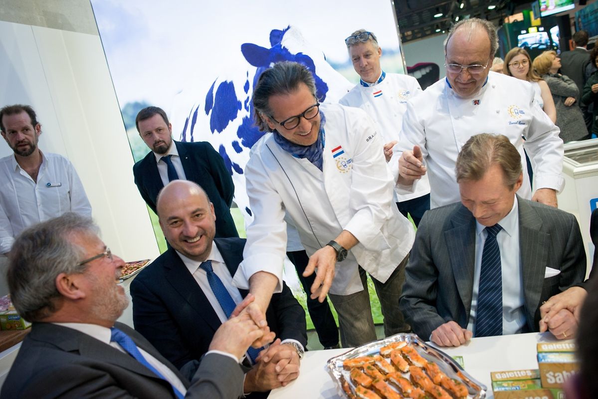 Auf dem Weg zu den Ausstellern: Das großherzogliche Paar auf Stippvisite auf der Frühjahrsmesse. 