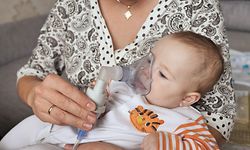 La bronchiolite touche surtout des bébés, mais aussi des enfants jusqu'à 8 ou 9 ans.