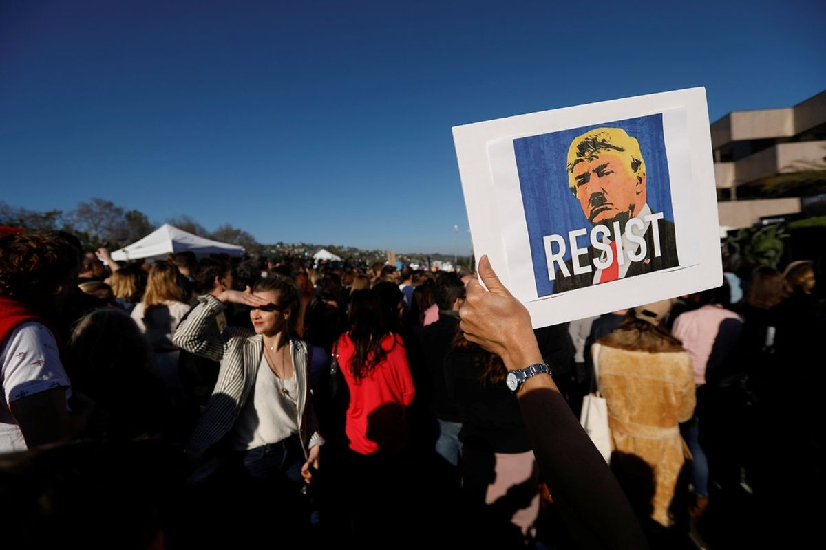 Widerstand gegen Trumps Politik forderte ein Plakat.