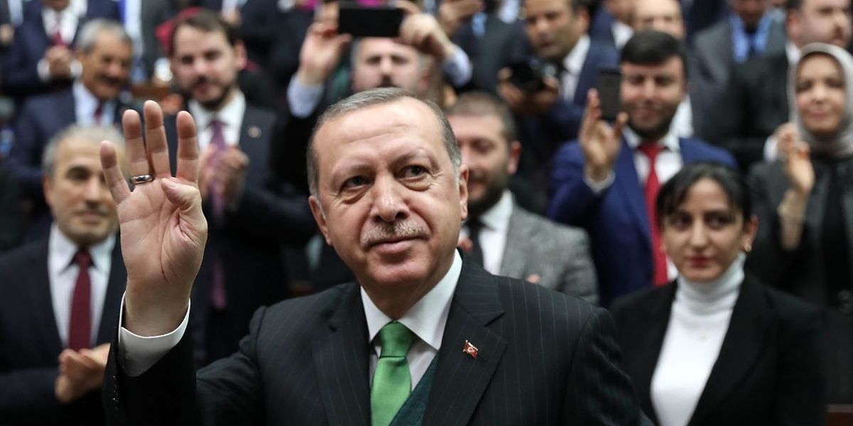 Die Regierung hatte die Verlängerung am Mittwochabend auf Empfehlung des Sicherheitsrats beschlossen. Das Kabinett und der Rat tagten unter dem Vorsitz des türkischen Staatspräsidenten Recep Tayyip Erdogan.