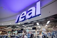 ARCHIV - 11.02.2020, Nordrhein-Westfalen, Neuss: Blick in einen Real-Markt. Der Handelskonzern Metro hat nach monatelangem Tauziehen endlich den Verkauf seiner angeschlagenen Supermarktkette Real unter Dach und Fach gebracht. Der Finanzinvestor SCP habe sich mit der Metro AG auf eine 100-prozentige Übernahme von Real geeinigt, heißt es in einer gemeinsamen Mitteilung beider Unternehmen vom Dienstag (18.02.2020) in Düsseldorf. Foto: Rolf Vennenbernd/dpa +++ dpa-Bildfunk +++